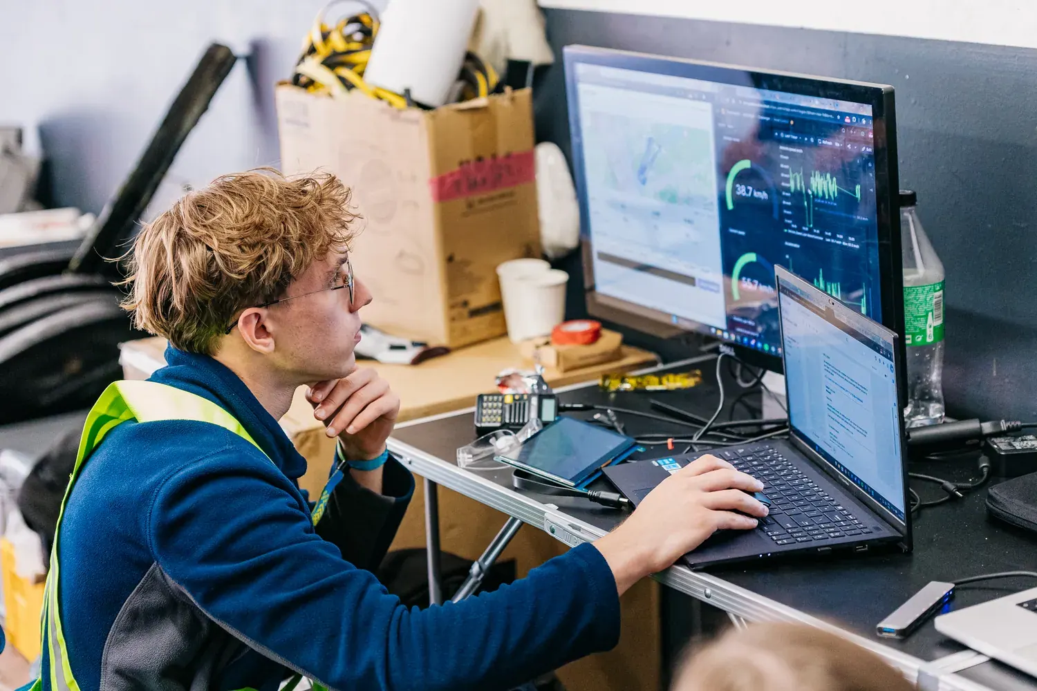 Un strateg Solis urmărește datele în timp real pe laptop și pe monitor, în boxa de la Zolder, în 2026