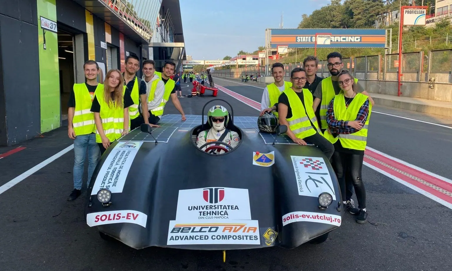 Prima echipă Solis, în veste reflectorizante, cu EV1 pe pit lane la Zolder, 2021.