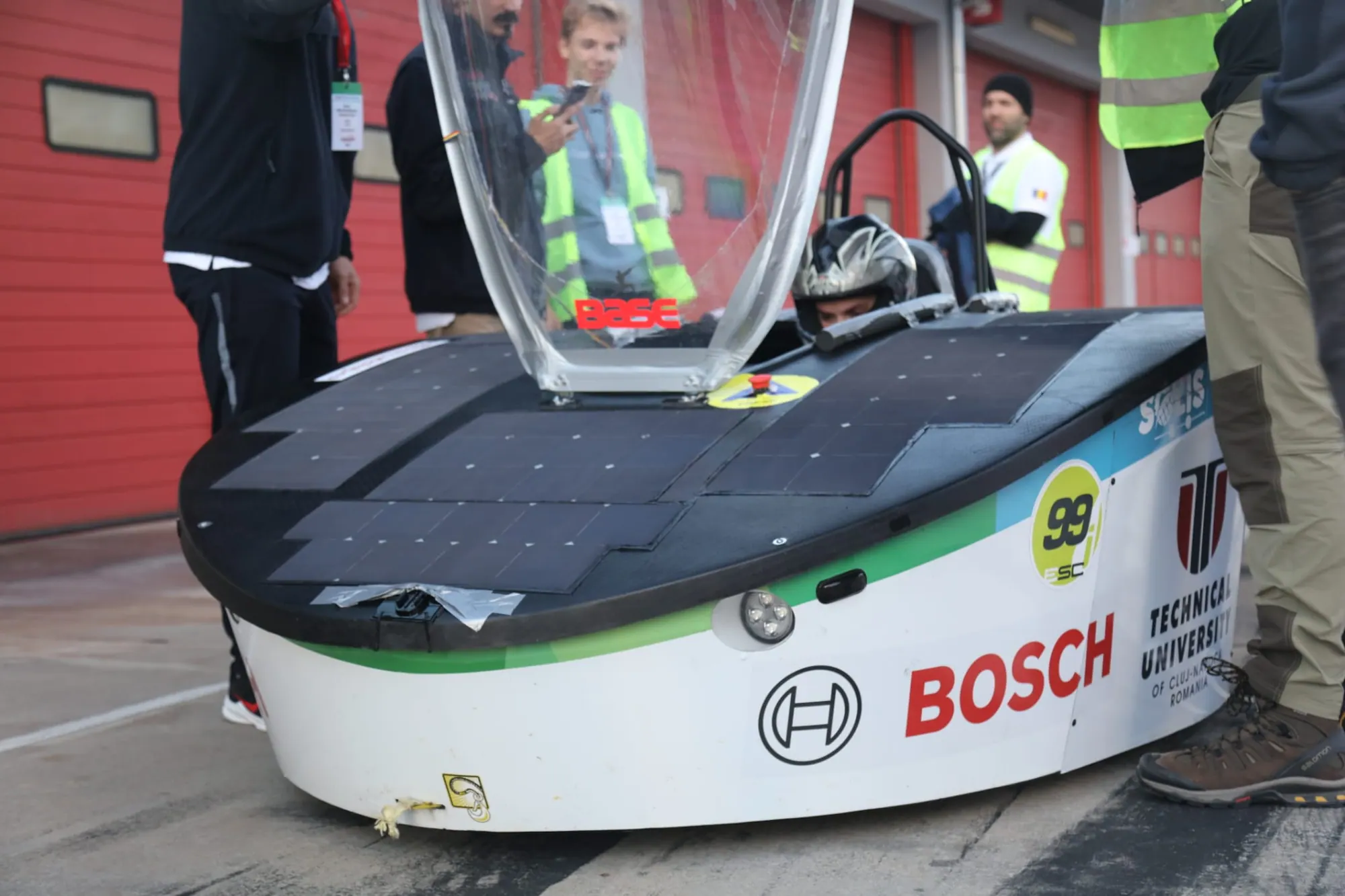 EV2 de aproape, cu pilotul în cockpit.