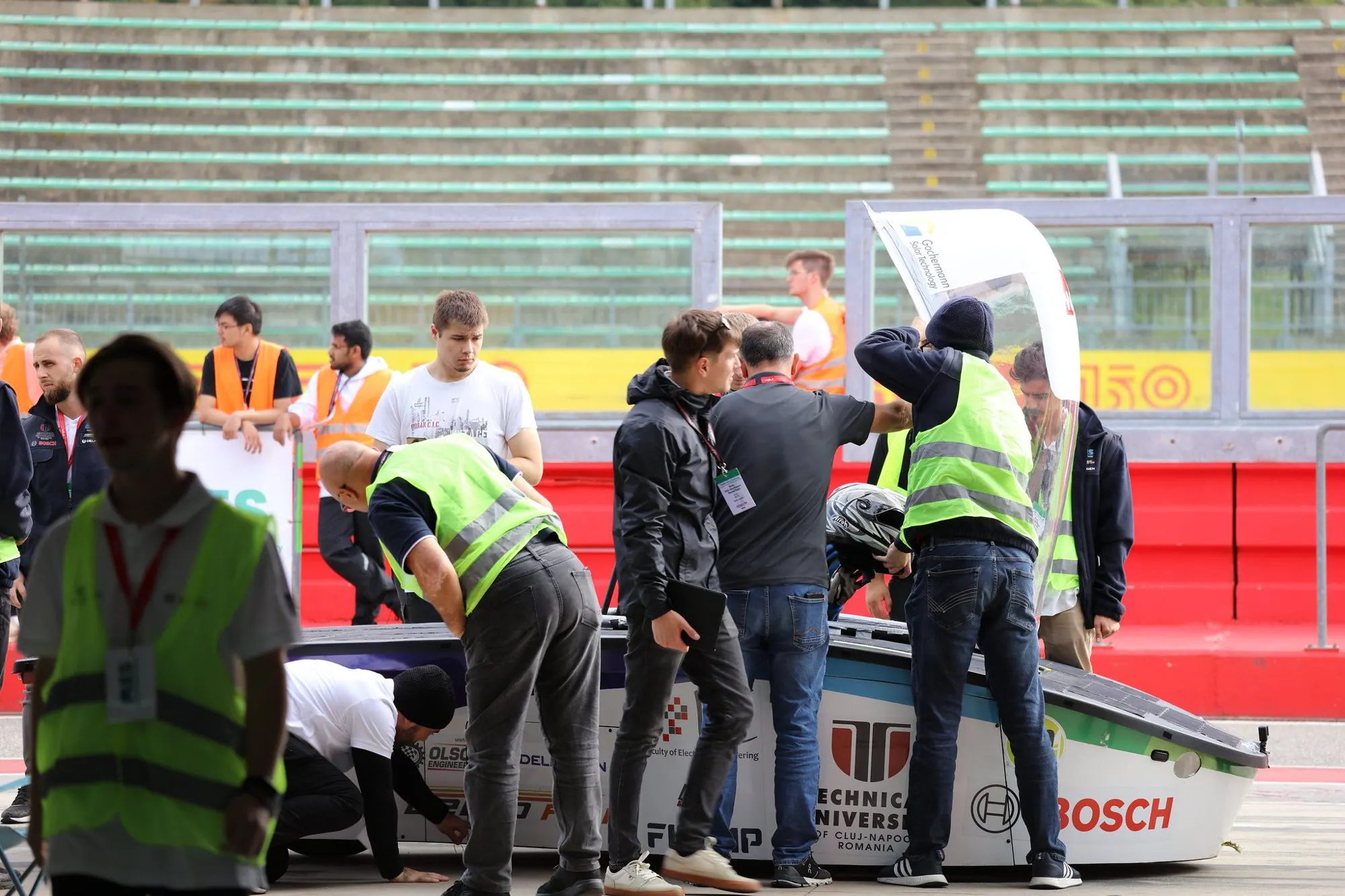 Echipa lucrând la EV2 la boxele de la Imola.