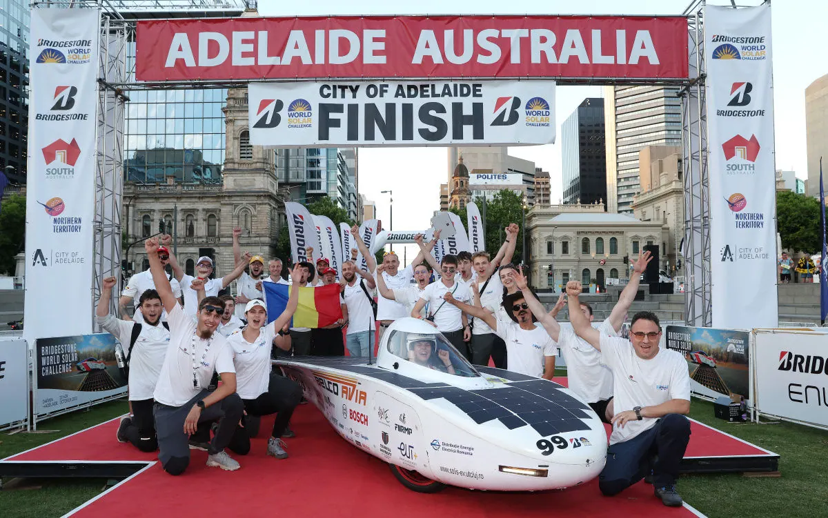 Echipa Solis cu EV3 sub arcul de sosire din Adelaide, octombrie 2023.