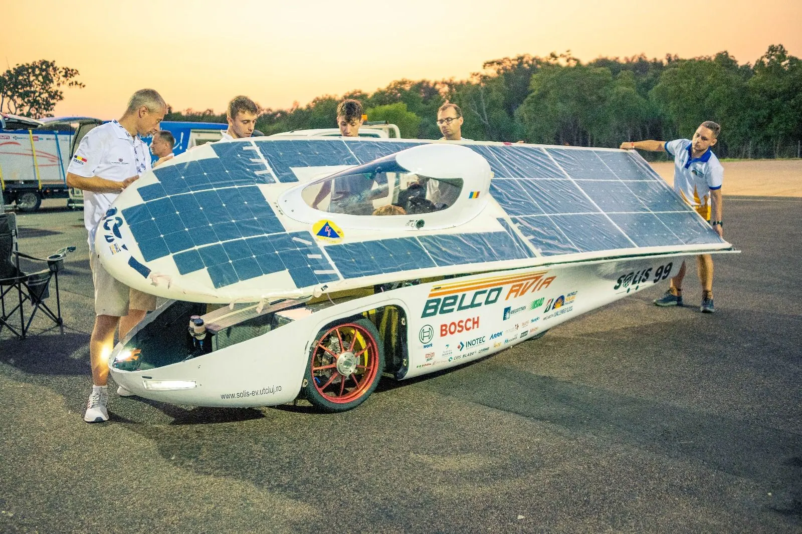 EV3 cu panoul solar ridicat spre soare, la apus.
