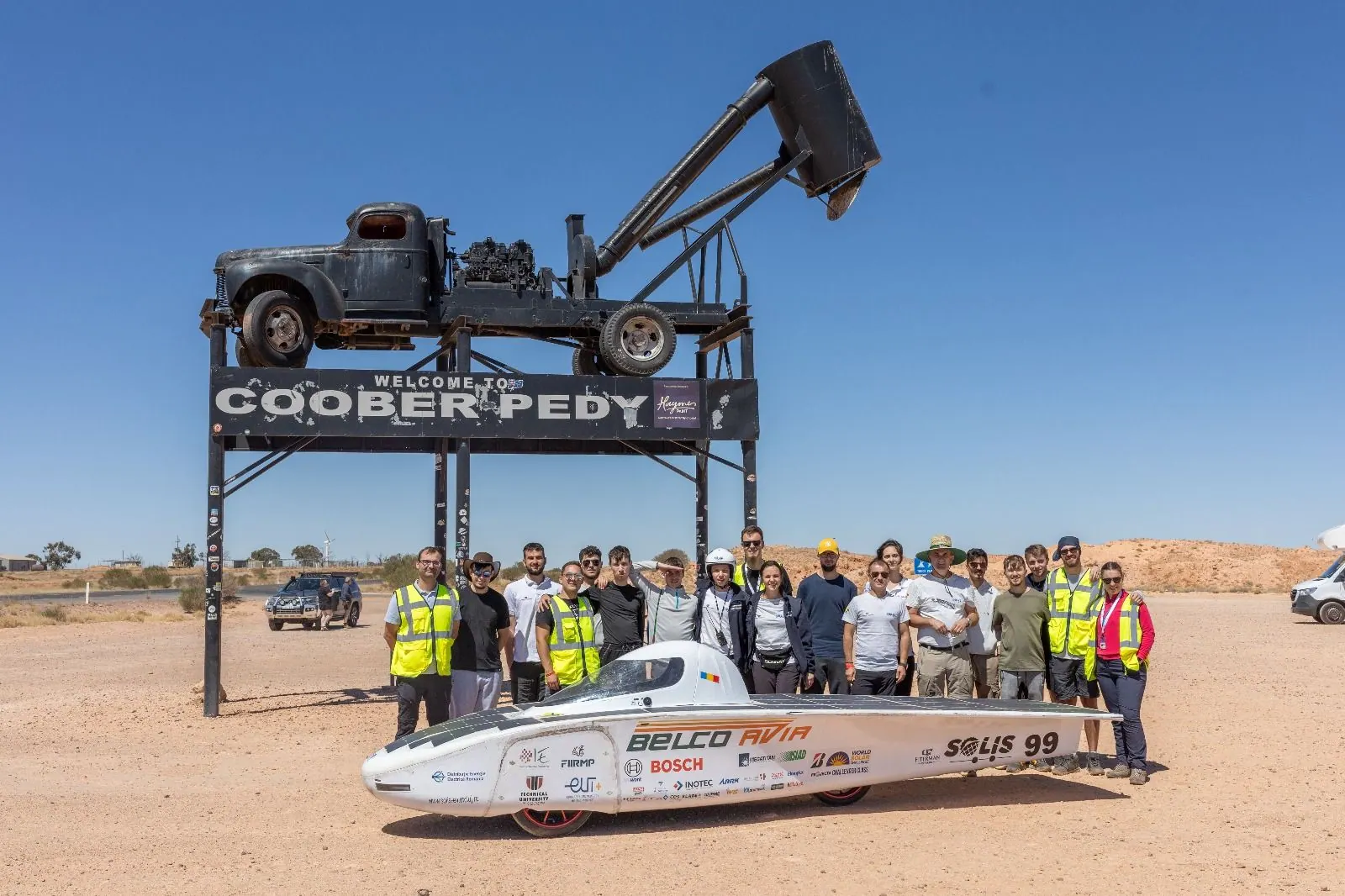 Echipa cu EV3 sub semnul de la intrarea în Coober Pedy.