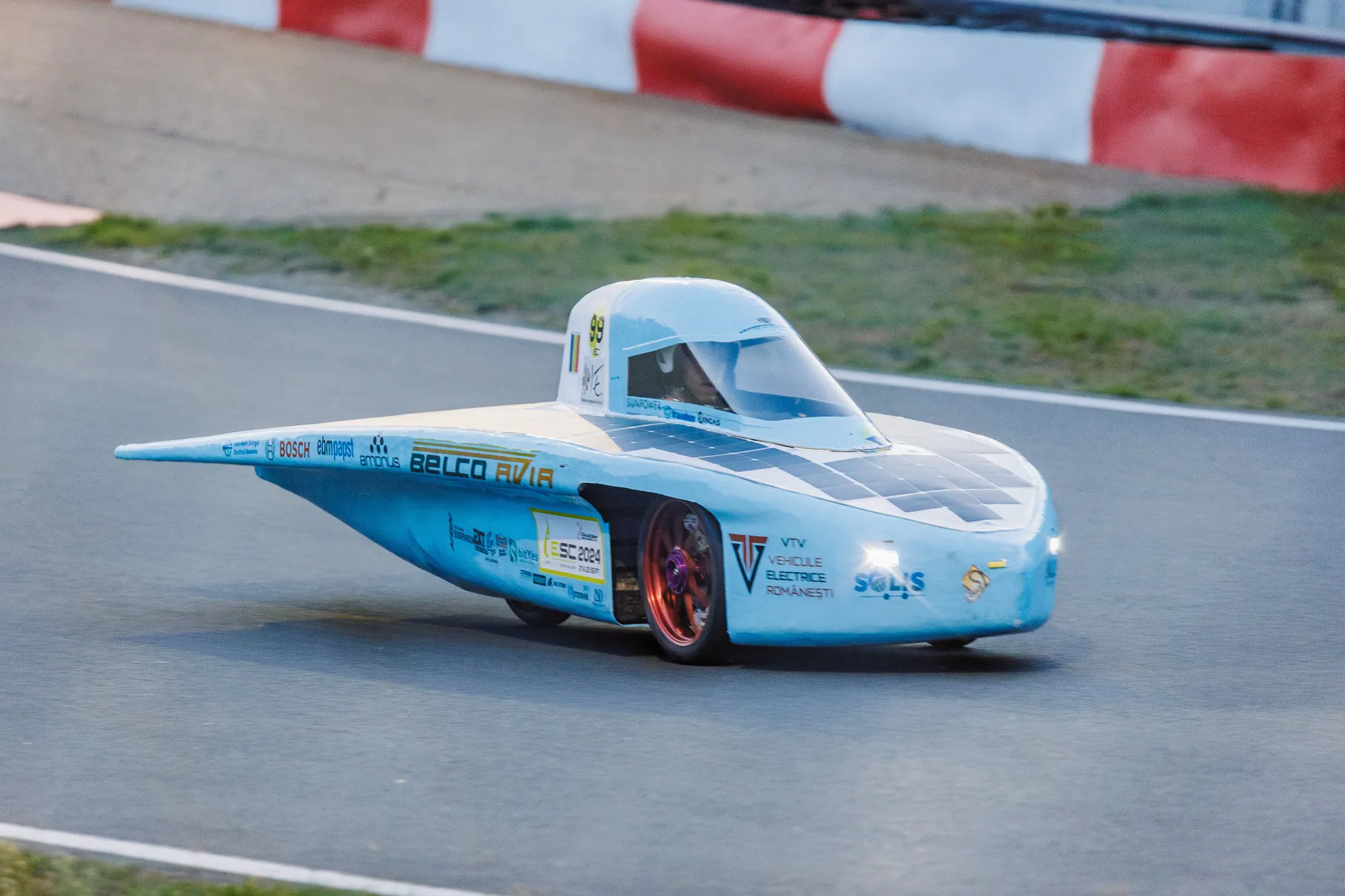EV4 intrând într-o curbă la Zolder.