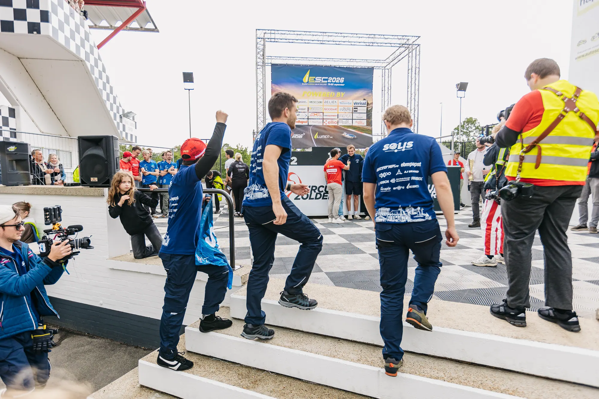 Echipa Solis pe scena de premiere de la Zolder, cu steagul României.